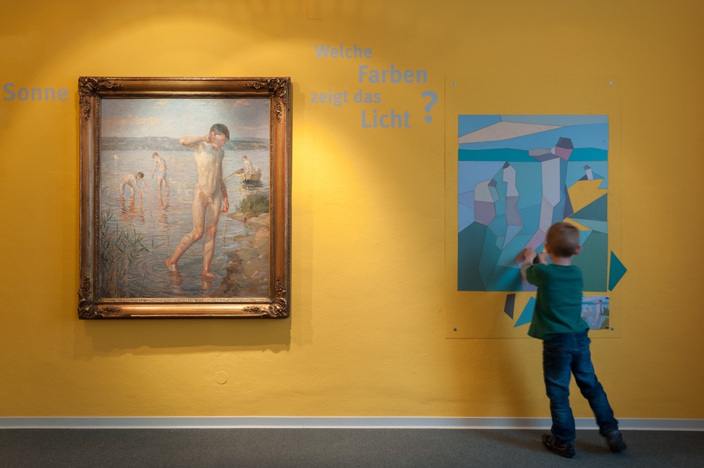Ein eifriger Besucher löst das Puzzle, das nach dem Gemälde von Christian Landenberger gestaltet wurde. Junger Kunstraum, 2013, Kunstmuseum Albstadt.