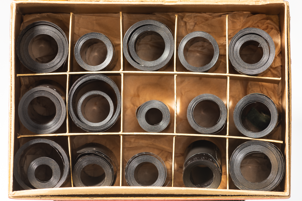 Blick von oben auf die Kleinbildfilme in der Leica Schachtel: 22 Filme in 15 Fächern