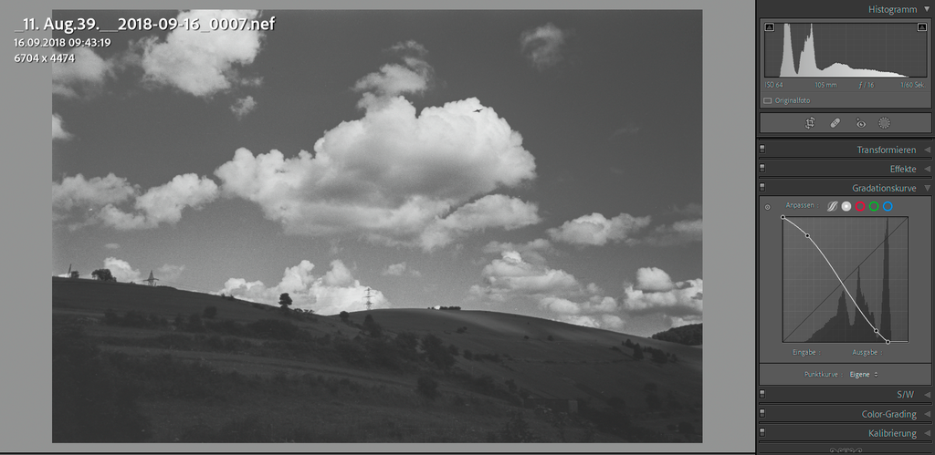 Landschaft bei Gomadingen, mit Flugzeug vor Wolkenhimmel - Aufnahme von Felix Hollenberg, August 1939