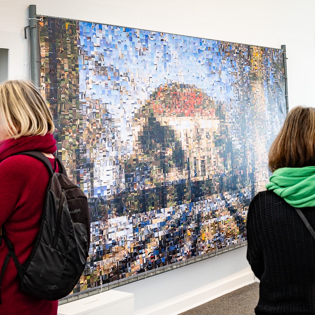 Mosaikbild der Villa Baltic, Kühlungsborn. Tintenstrahldruck auf Bauzaunplane, 380 cm x 180 cm.