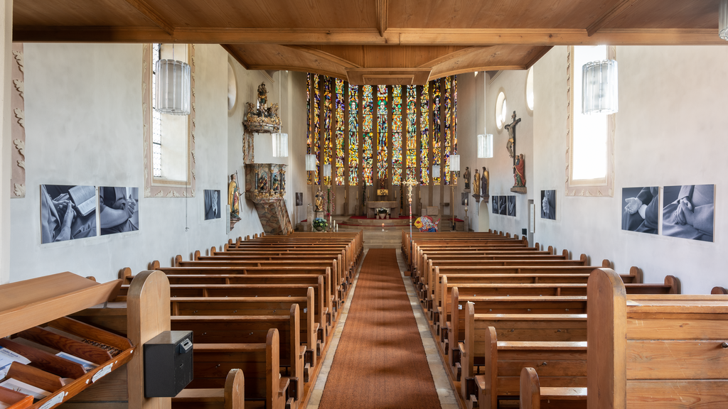 Eine Aufnahme des Kirchenraums mit der tatsächlichen Hängung.