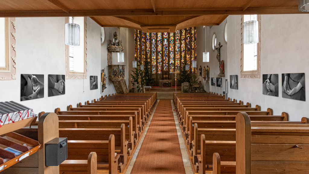 Die Fotomontage zeigt, wie die großformatigen Fotografien von SR. M. Pietra Löbl OSF die Wirkung des Kirchenraumes verändern.